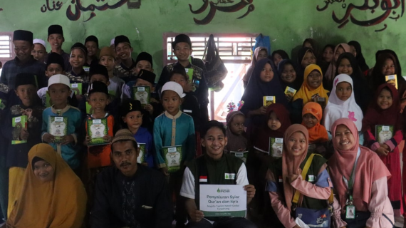 Kegiatan Syiar Qur’an untuk Menyalurkan Al-Qur’an dan Iqro Kepada Anak-Anak Santri Ponpes Mahadul Islam