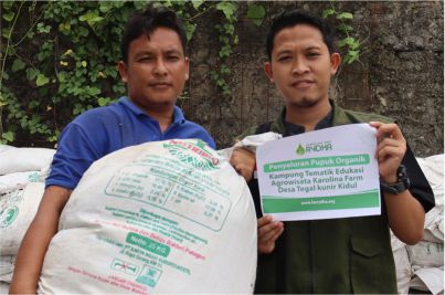 Keseruan Penyaluran Pupuk Organik Gratis oleh LAZ RYDHA Kepada Agrowisata
