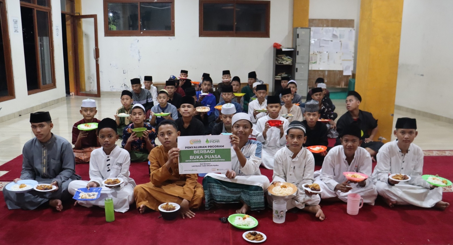 LAZ Rumah Yatim Dhuafa Menyalurkan Sedekah Buka Puasa Untuk Santri Putra Penghafal Al-Qur’an SMPTQ RYDHA Selama Bulan Ramadhan