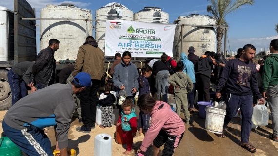 Alhamdulillah, Sedekah Air Bersih Palestina Telah Sampai Di Deir al-Balah, Gaza. Sebanyak 4 Truk Air Bersih Untuk 865 Keluarga Telah Disalurkan