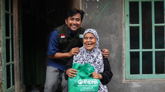 LAZ Rumah Yatim Dhuafa Rydha Menyalurkan Program Bantuan Paket Sembako Ramadhan Untuk Ibu Mulikah di Kemiri, Tangerang