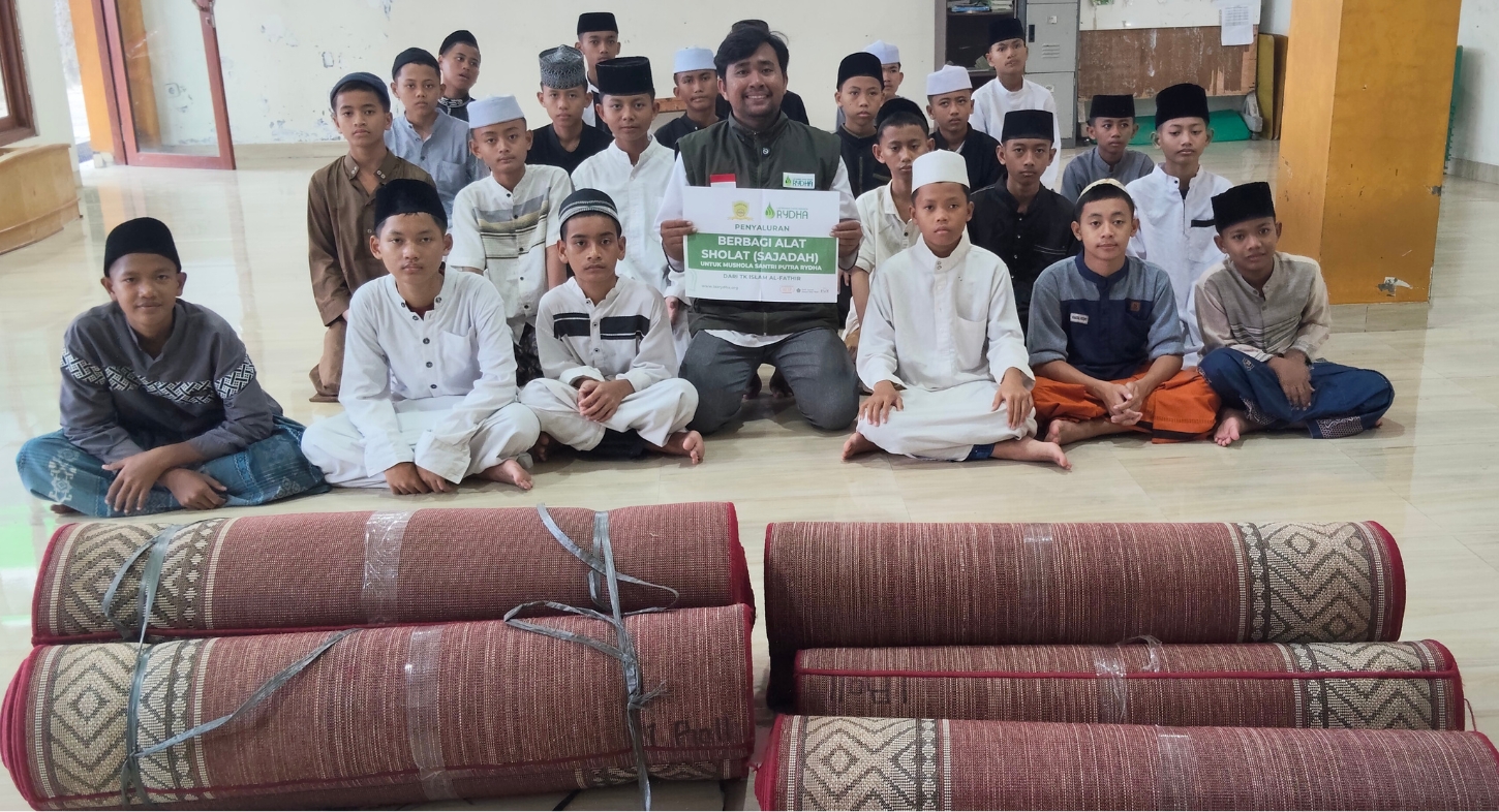 LAZ Rumah Yatim Dhuafa Rydha Menyaluran Sedekah Perlengkapan Sholat dari TK Islam Al-Fatir untuk Mushola Santri Putra SMPTQ RYDHA