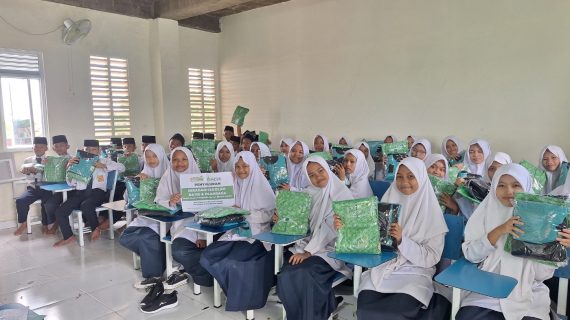 Realisasi Amanah Kebaikan Sahabat Rydha: Penyaluran Seragam Batik dan Baju Olahraga bagi Siswa Kelas 7 SMPTQ RYDHA