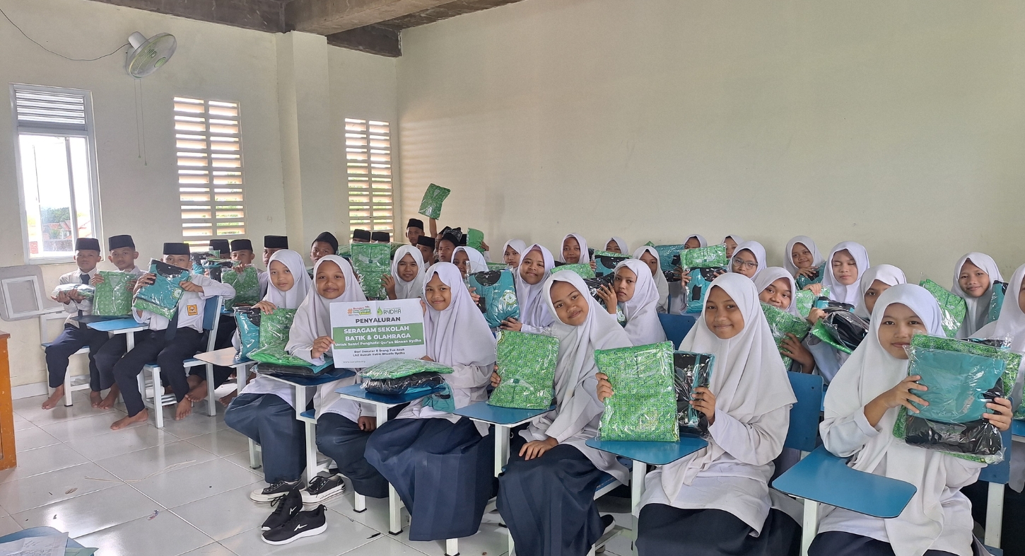 Realisasi Amanah Kebaikan Sahabat Rydha: Penyaluran Seragam Batik dan Baju Olahraga bagi Siswa Kelas 7 SMPTQ RYDHA