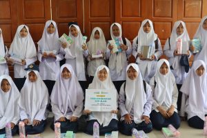 Awali Tahun Ajaran Dengan Semangat, Berkat Kebaikan Sahabat, 28 Siswa Baru SMPTQ Rydha Menerima Paket Buku Tulis.
