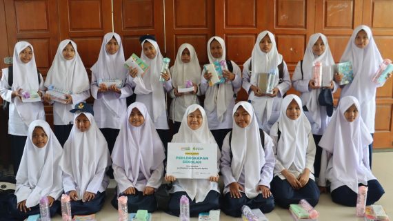 Awali Tahun Ajaran Dengan Semangat, Berkat Kebaikan Sahabat, 28 Siswa Baru SMPTQ Rydha Menerima Paket Buku Tulis.
