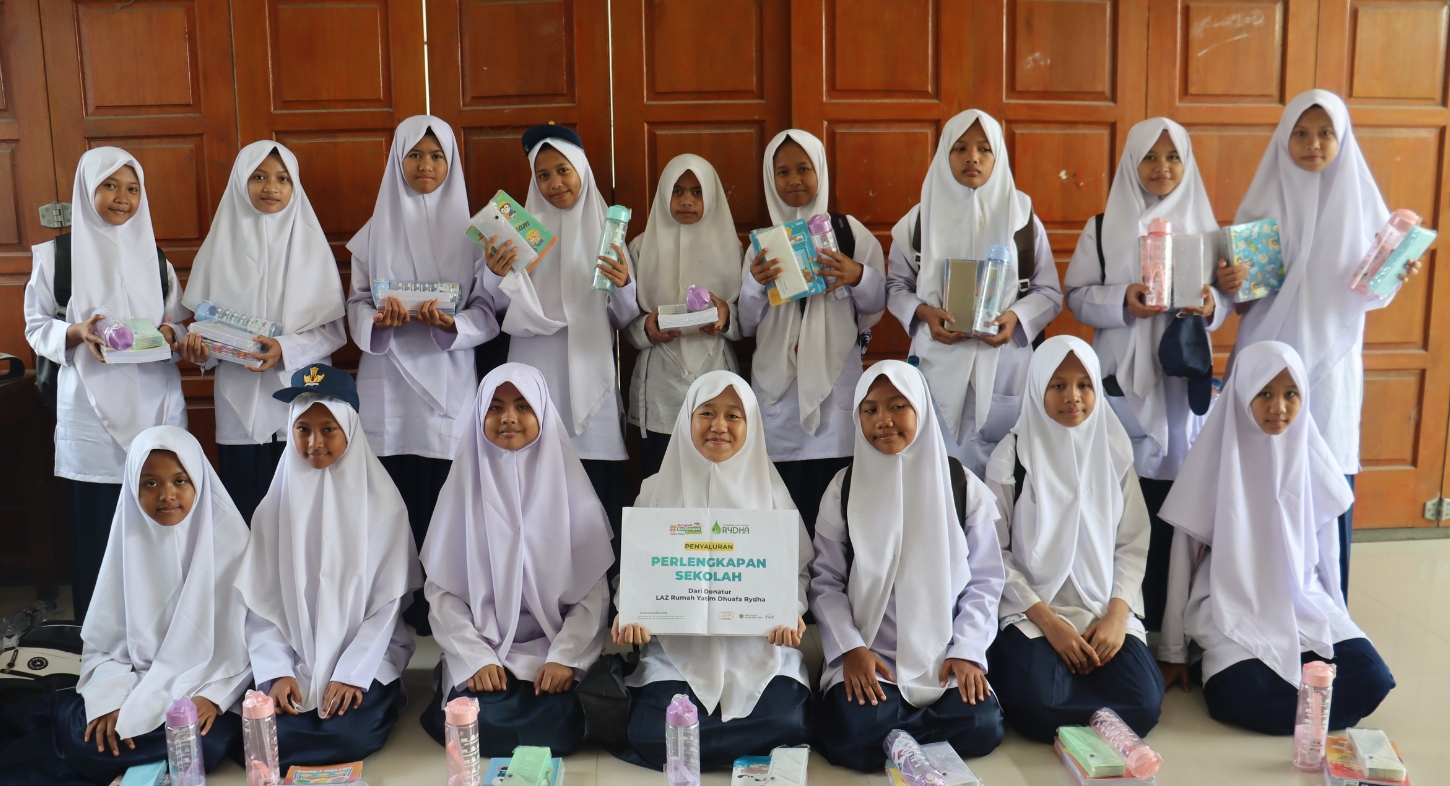 Awali Tahun Ajaran Dengan Semangat, Berkat Kebaikan Sahabat, 28 Siswa Baru SMPTQ Rydha Menerima Paket Buku Tulis.