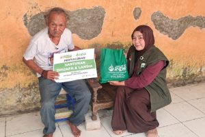 Kisah Perjuangan Pak Mahmud: Rawat Istri yang Sakit Stroke di Tengah Keterbatasan Ekonomi