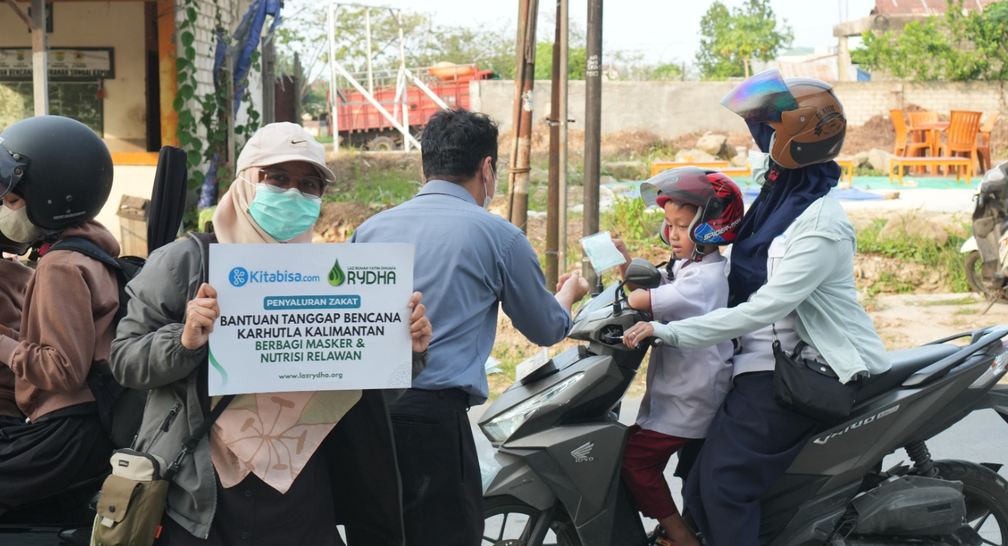 LAZ RYDHA Salurkan 200 Paket Masker untuk Warga Terdampak Karhutla di Samarinda